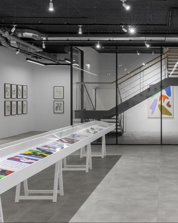 Una sala con exhibición de arte contemporáneo dentro de Drawing Hotel 